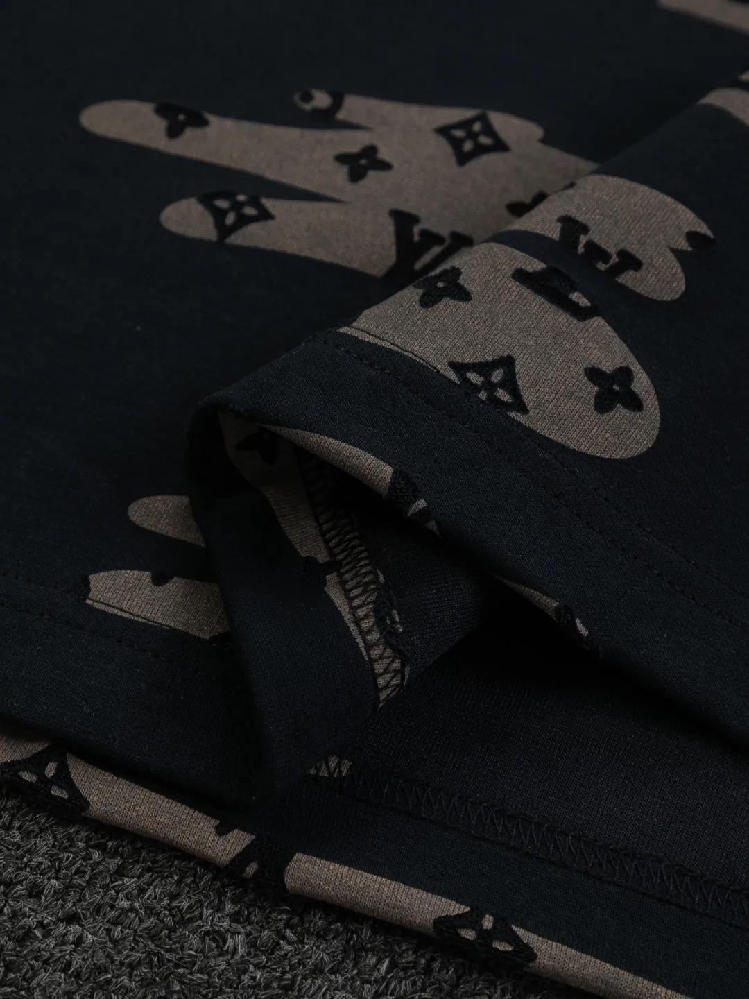 🅿️210 Louis Vuitton 1V LV micro-wide version S-XL LV 26ss new product counters are on the shelves at the same time. Multiple craftsmanship, composite fabrics, all-over cutting🔥Fire flower clouds☁️letter logo🪡 embroidery, round neck short-sleeved T-shirt, same style for men and women! Consigned to one-to-one creation. Synchronized with the official website, pure cotton fabrics at the counter! It is close to the skin and comfortable, durable and easy to wear. It has a classic and simple logo design and meticulous original craftsmanship. Short-sleeves, a must-have item for men, do not appear to be the same for the general public, but must be unique and eye-catching. This LV short-sleeve is all about quality, comfort, the same shape and fashion as always, including fabrics and cutting techniques. All of them have been made with great effort! 320 grams of washed pure cotton fabric, pure cotton is breathable, very refreshing and comfortable for daily wear. The rib knitting on the neckline is smooth and tight, and the neckline will not be skewed if you toss it at will. The loose version, you will find that it looks really good on the upper body. The overall is minimalist and neat, super versatile for daily use! Pair it casually with a pair of pants for a youthful look. A T-shirt will make your outfit crazy. It is a fashionable item that can never go wrong! Color: Black White Gray Purple Size: S-XL Size chart: S: Shoulder width 50-Bust 56-Length 70 M: Shoulder width 52-Bust 57-Length 72 L: Shoulder width 54-Bust 59-Length 74 XL: Shoulder width 56-Bust 62-Length 76